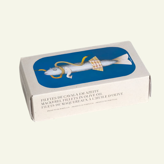 Box of mackerel fillets in olive oil with a fish illustration on a blue background.